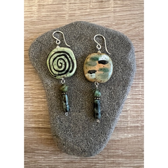 Kazuri bead earrings. - Picture 2 of 3